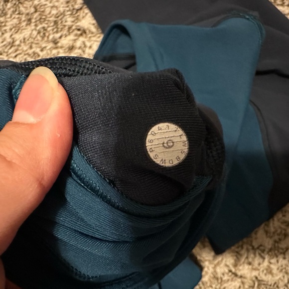 Lululemon Teal and Black 7/8 Leggings - Picture 3 of 4